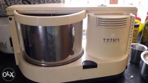 Ultra big size wet grinder. excellent condition. With atta