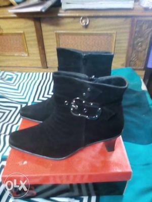 Female black boot in very good condition only 1