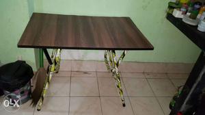 Folding table, hardly 1 month old.