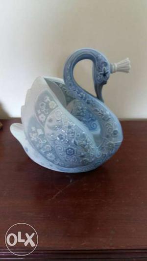 Laladro Swan. Handmade in Spain.