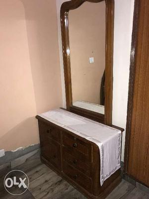 Beautiful dressing table. With 4 drawers and a