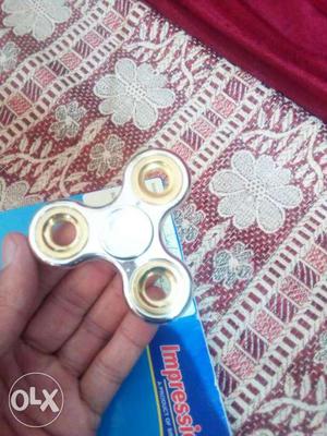 Fully metallic fidget spinner with an efficient