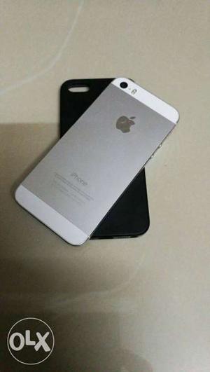 Iphone 5s 16GB white color mobile and charger in good