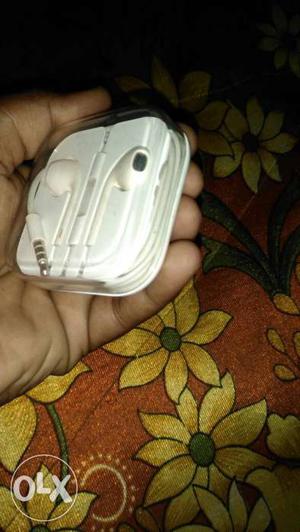 Less used iphon 5s ear phone.. Price is