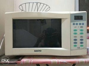 White Sanyo Microwave Oven