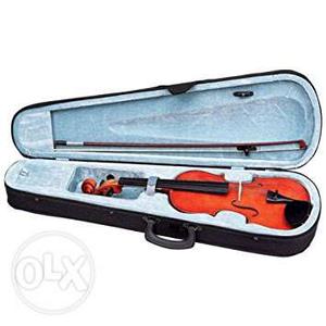 1 month old ordinory violin. with case and bow.