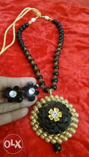Black And Gold Beaded Pendant Necklace