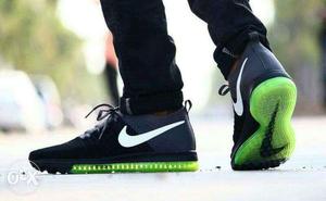 Black-and-green Nike Low Tops