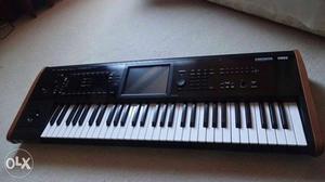 Korg kronos 2 61 keyboard like new condition with