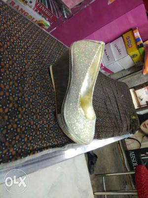 Unpaired Beige Glitter Wedge Shoes