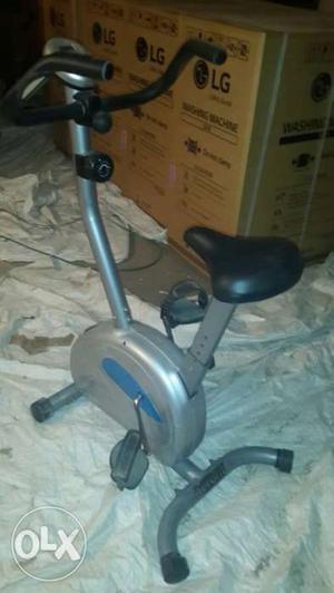 Exercise cycle with magnetic rotar. brand new