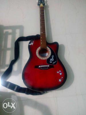 Acoustic guitar 4 months old. For selling and