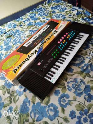 Electronic keyboard new best condition only 6
