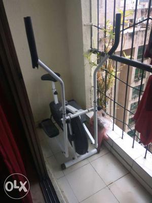 Elliptical machine in good condition. Hardly