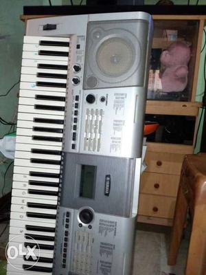Yamaha psr e403 good working condition with stand