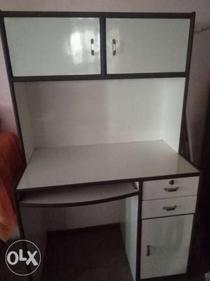 White Wooden Computer Desk With Hutch