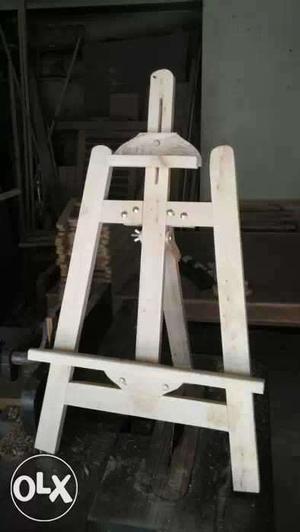 2 feet wooden easel sale at 400 only (