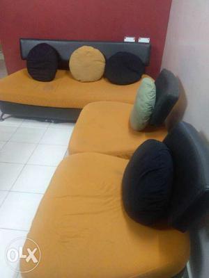 5 seaters (3+1+1) sofa set in excellent condition(2yrs old)