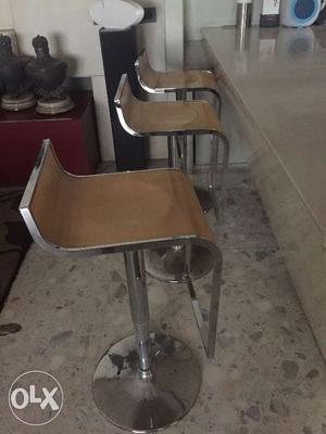 Bar table chairs in good condition made of wood