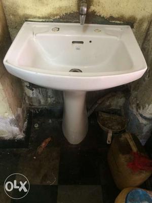 Cera wash basin with pedestal no damage in very