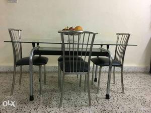 Dining table in excellent condition