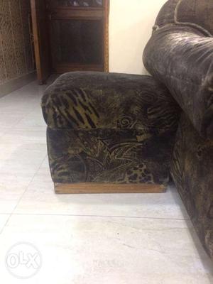 L shaped sofa in good condition with side puffies