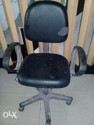 Office chairs 8 pcs black color. Price/pcExcelent