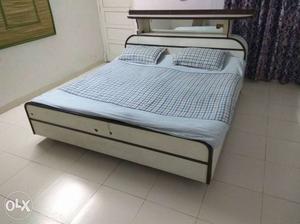 Double bed - plenty of storage - mattresses not
