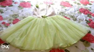 Green pretty short gown for girls 5 to 7 years.