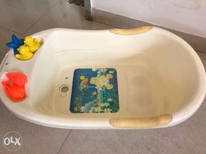 Huge baby bath tub with bath toys for ages 0 to 3