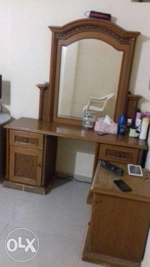 Used dressing table, it's in good condition.