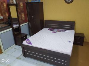 Full bedroom set with genuine guarantee. Lots of