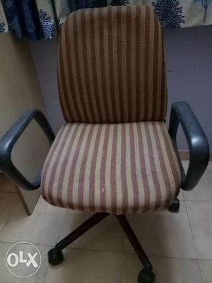 Revolving computer chair in good condition