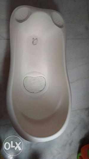 Baby Bath Tub with outlet