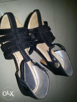 3.5 inches heel. In a good condition.