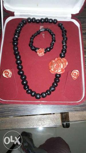 Black Beaded Rose Accent Jewelry Set In Case