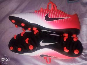 Brand new Nike cleats,7 size