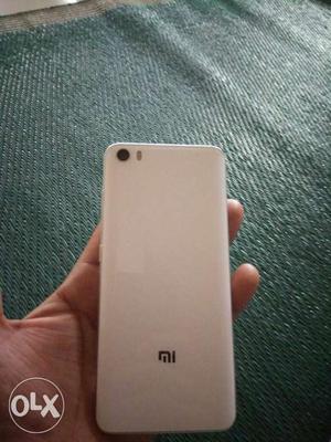 Mi5 white color... Top condition with bill box...