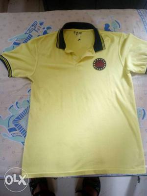 Selling yellow t shirt L size