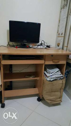 Computer table in a very good condition with