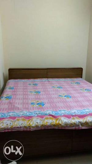 Double bed with box