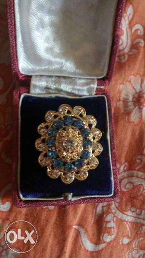 Gold And Blue Gemstone Cluster Accessory In Box