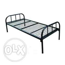 Heary iron bed.. Detachable foot and head side..
