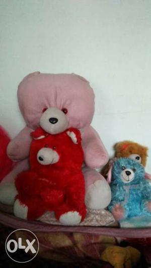 Pink, Red, Blue aur brown Bears softsToys ke sath one soft