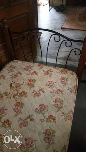 Single bed with matress in very good condition
