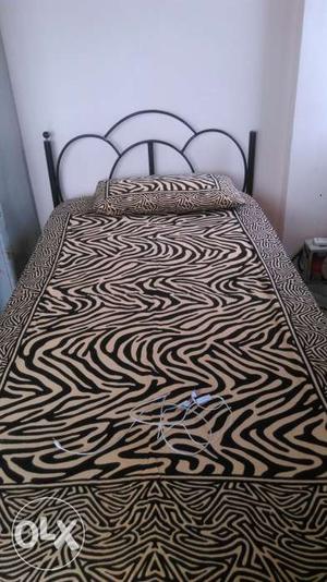 Wwrought iron bed 3 years old in good condition