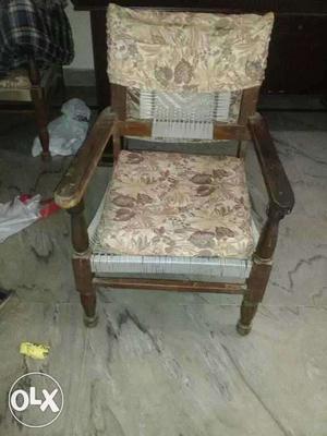4 wodden chairs with cushion in ok condition