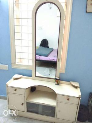 Dressing table 7 feet height and 4 feet width in