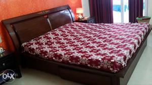 King size wooden bed, very good quality, perfect