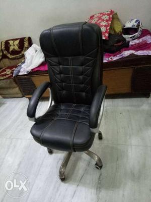 Office boss black chair available..new